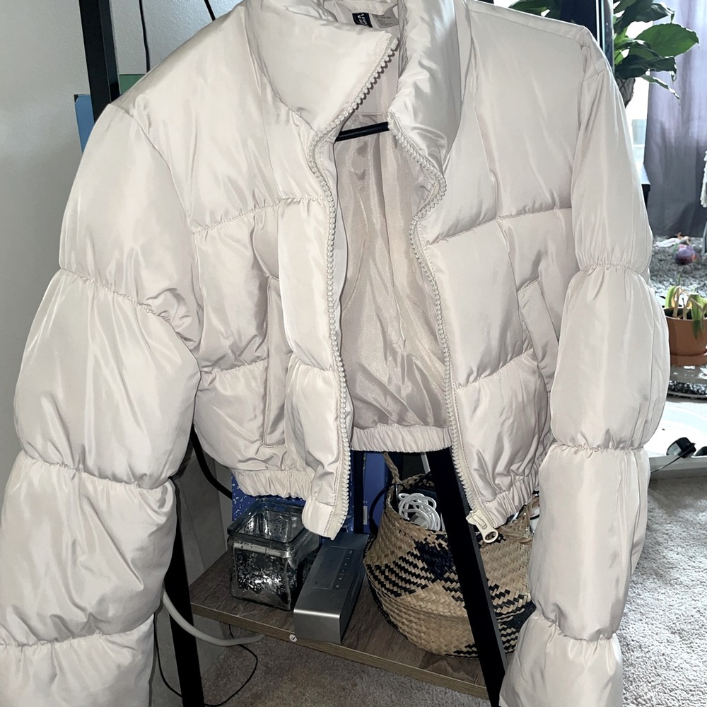 H&M slightly belled sleeve cropped puffer